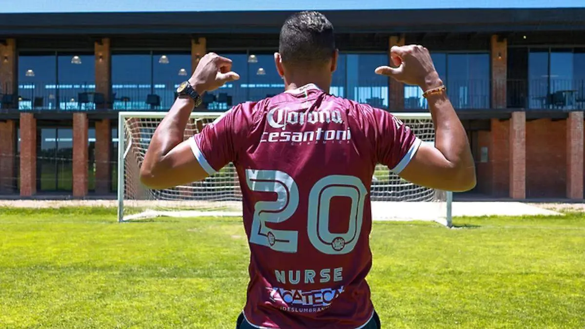 Roberto Nurse, exjugador de Mineros de Zacatecas con su playera