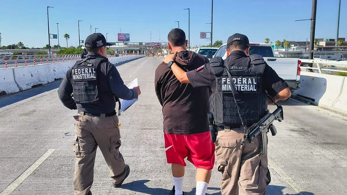 Entrega de presunto homicida en puente fronterizo
