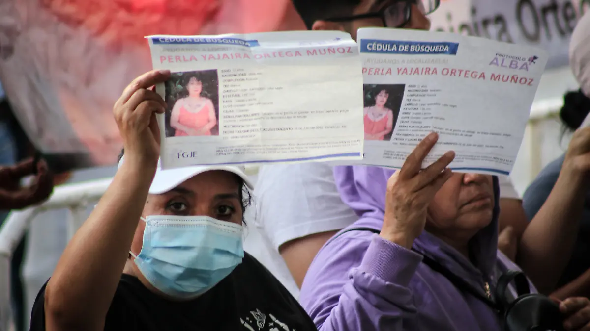 Familiares de enfermera desaparecida muestran su ficha de búsqueda