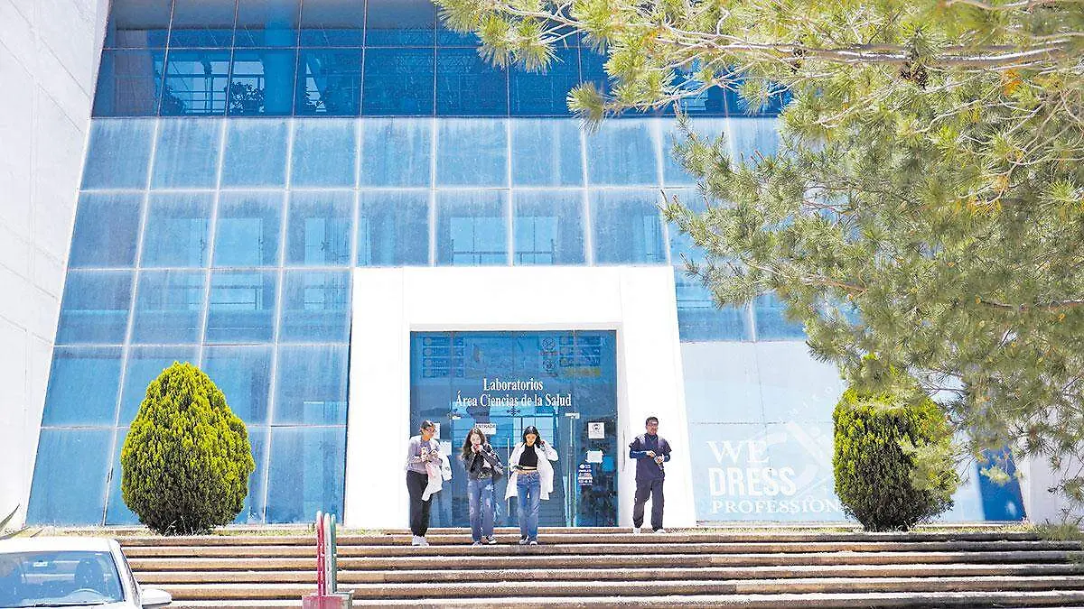 Alumnos-en-Campus-de-la-UAZ