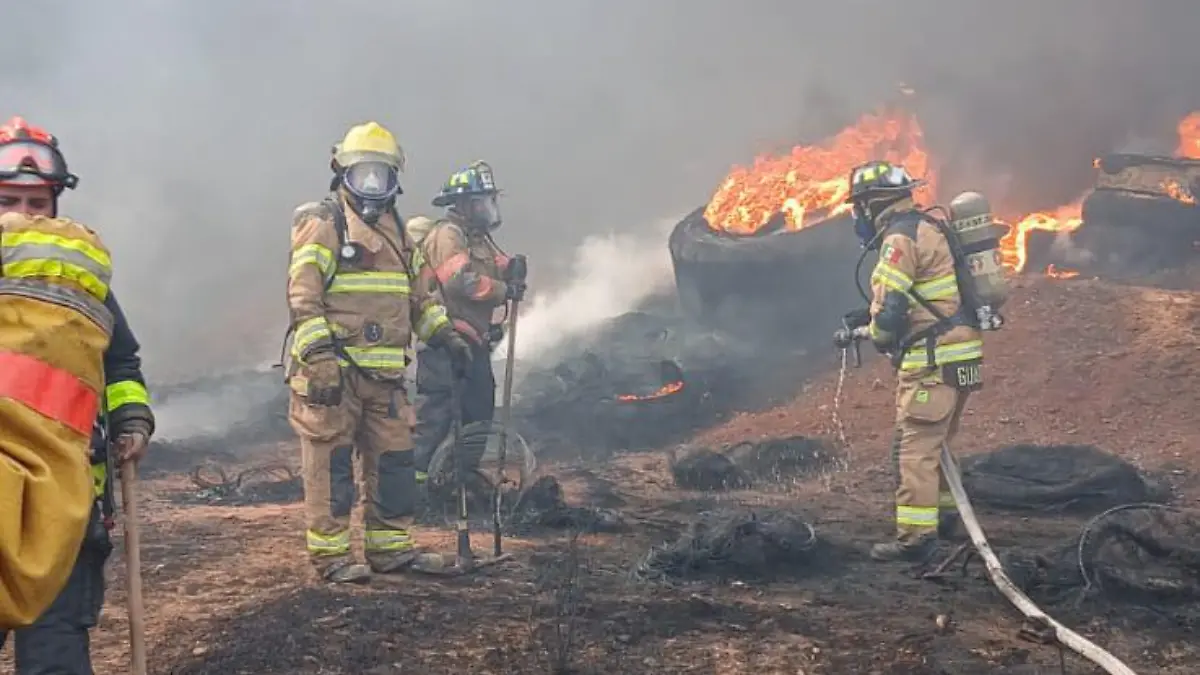 Bomberos de Zacatecas combaten incendio