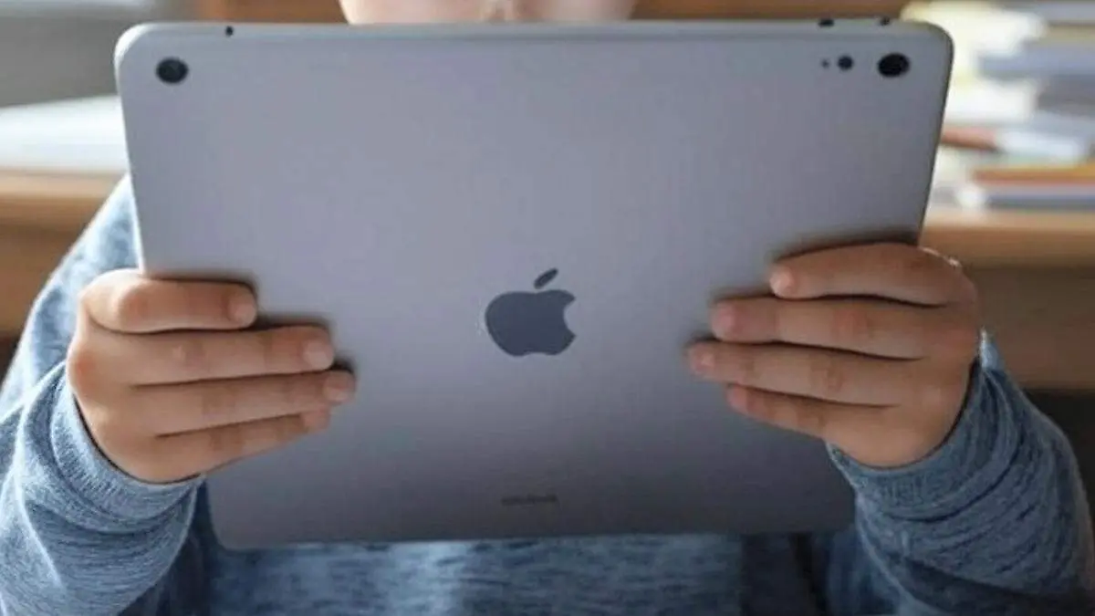 Niño sosteniendo un iPad