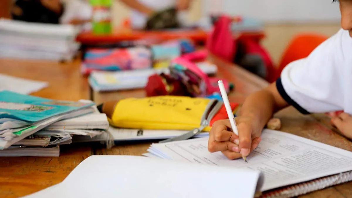 Niño en salón de clases
