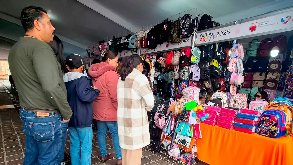 Personas-comprando-útiles-escolares