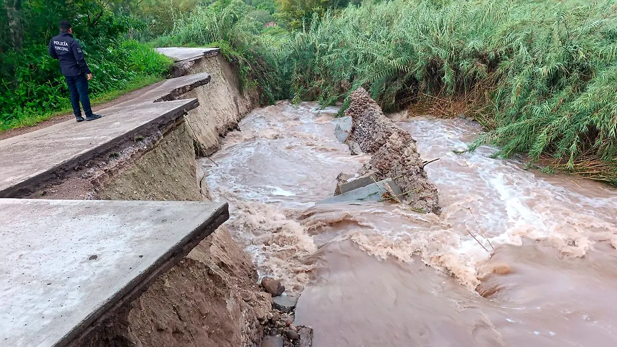 Derrumbe de puente hacia El Rescoldo