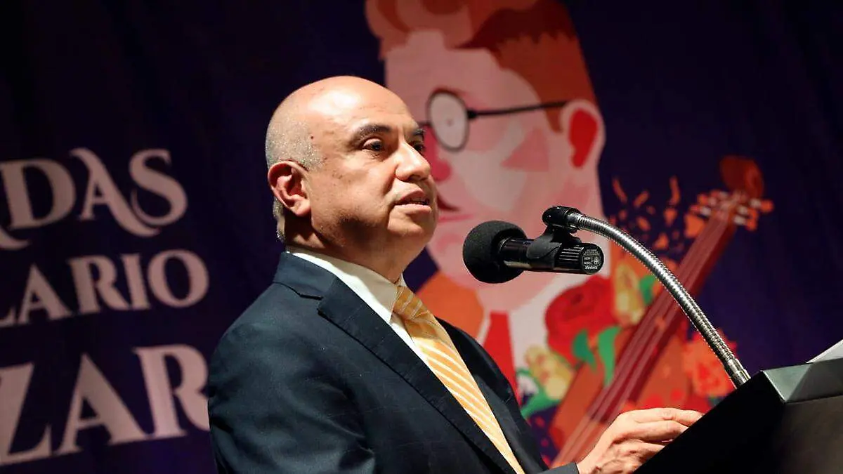 Alejandro Barrañón recibe medalla Candelario Huízar