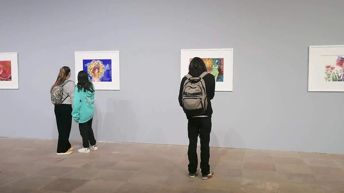 Personas en un museo