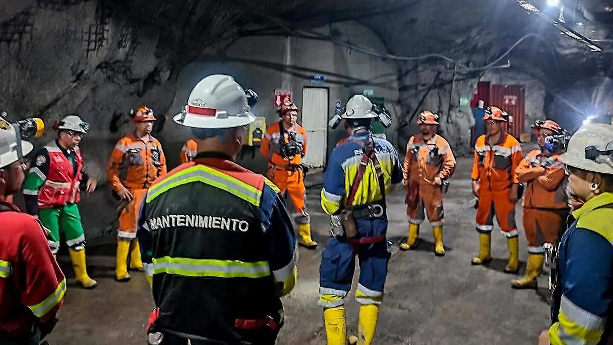 Trabajadores en interor de una minería