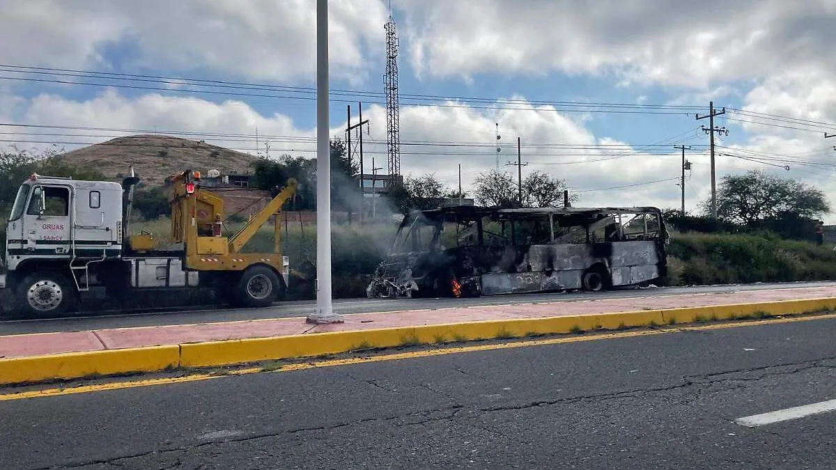 Autobús incendiado durante bloqueo en Zacatecas