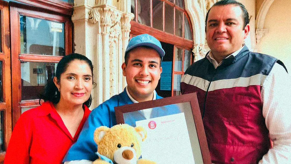 Entrega de reconocimiento a Azael Pámanes