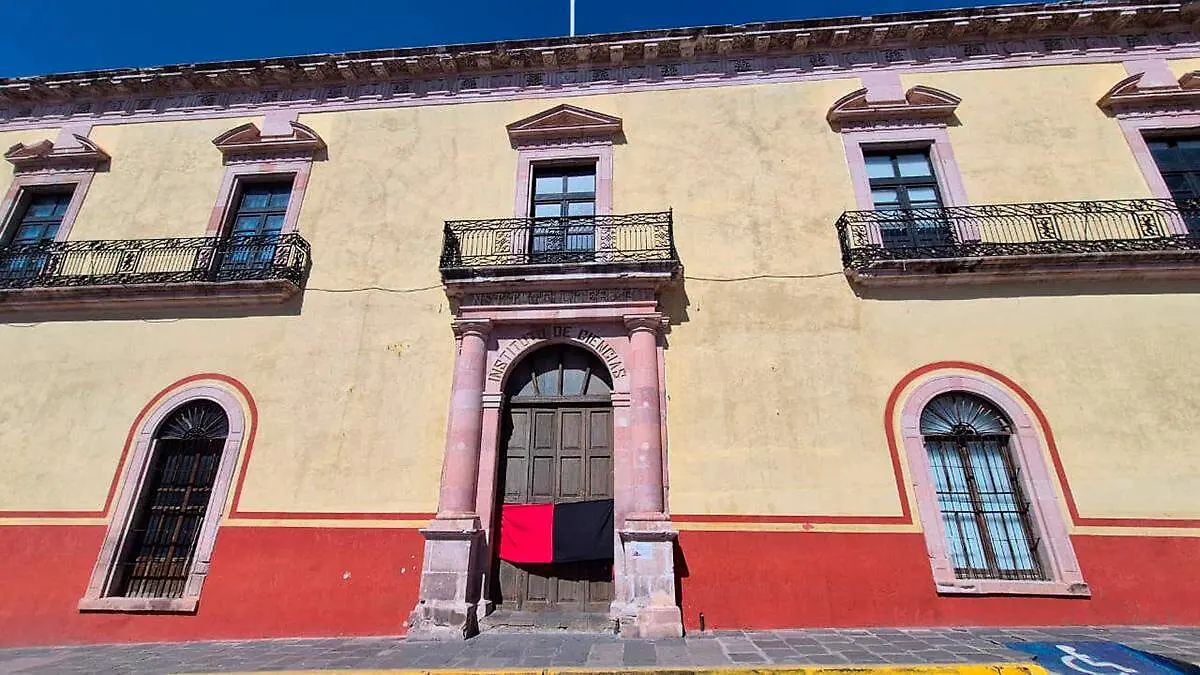 Edificio de la Preparatoria 1 con banderas rojinegras