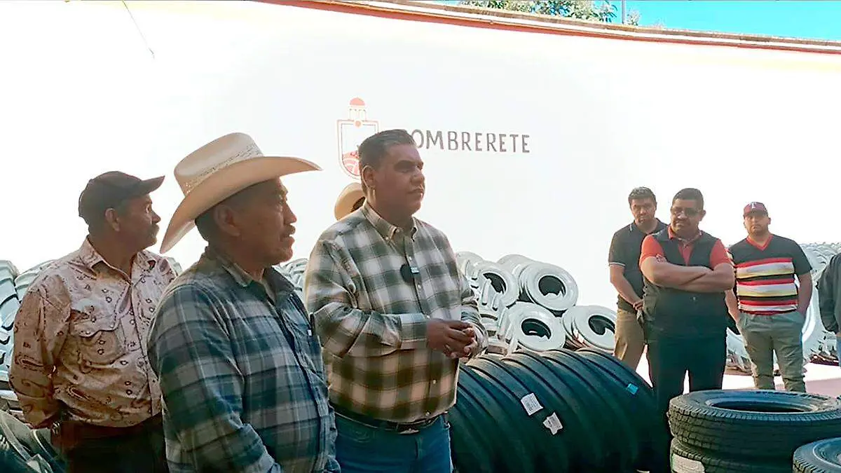 Ramiro Hinojoza con productores de frijol