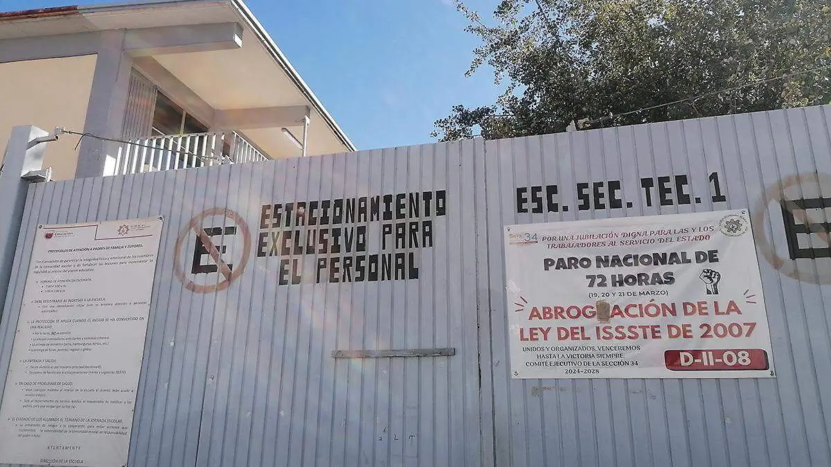 Puertas de escuela secundaria técnica 1