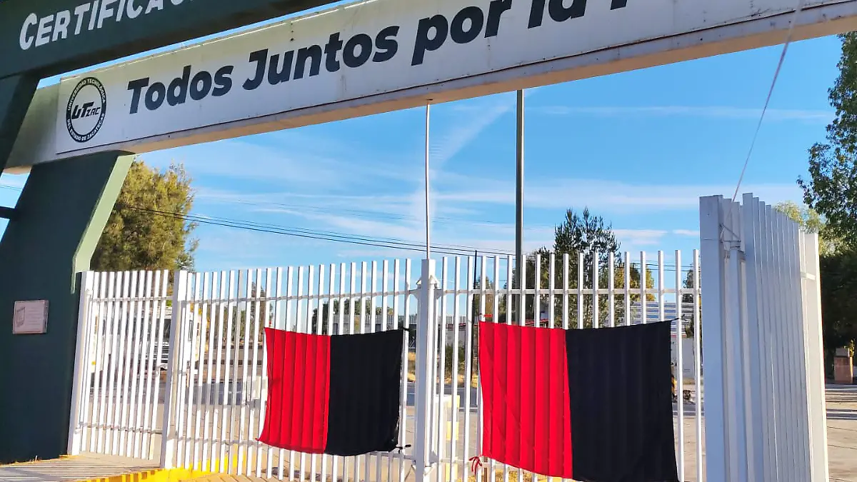 Banderas rojinegras en la UTZAC