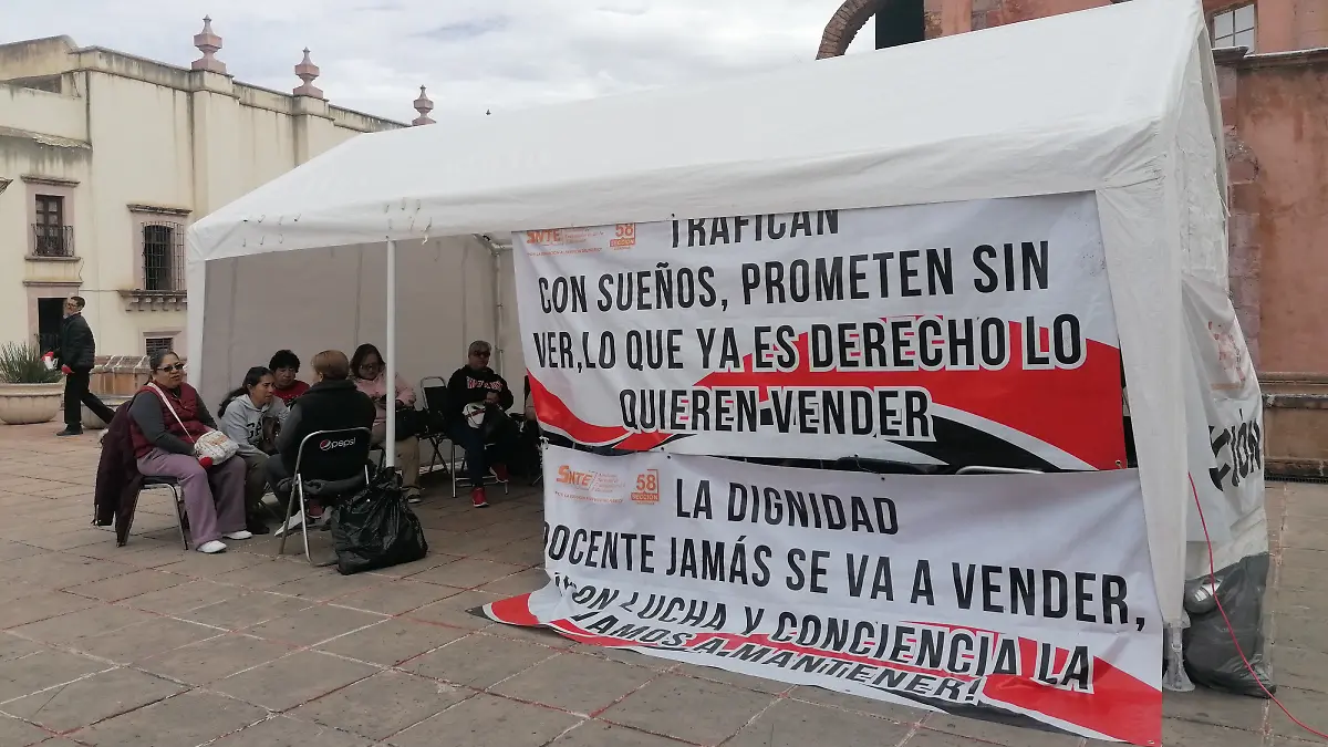 Plantón de docentes afuera del Congreso de Zacatecas