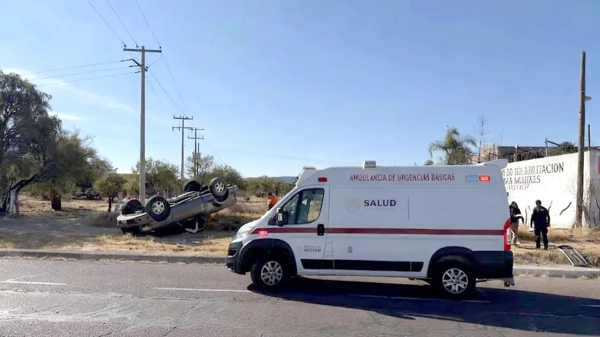 Volcadura en carretera de Jerez, zacadtecas