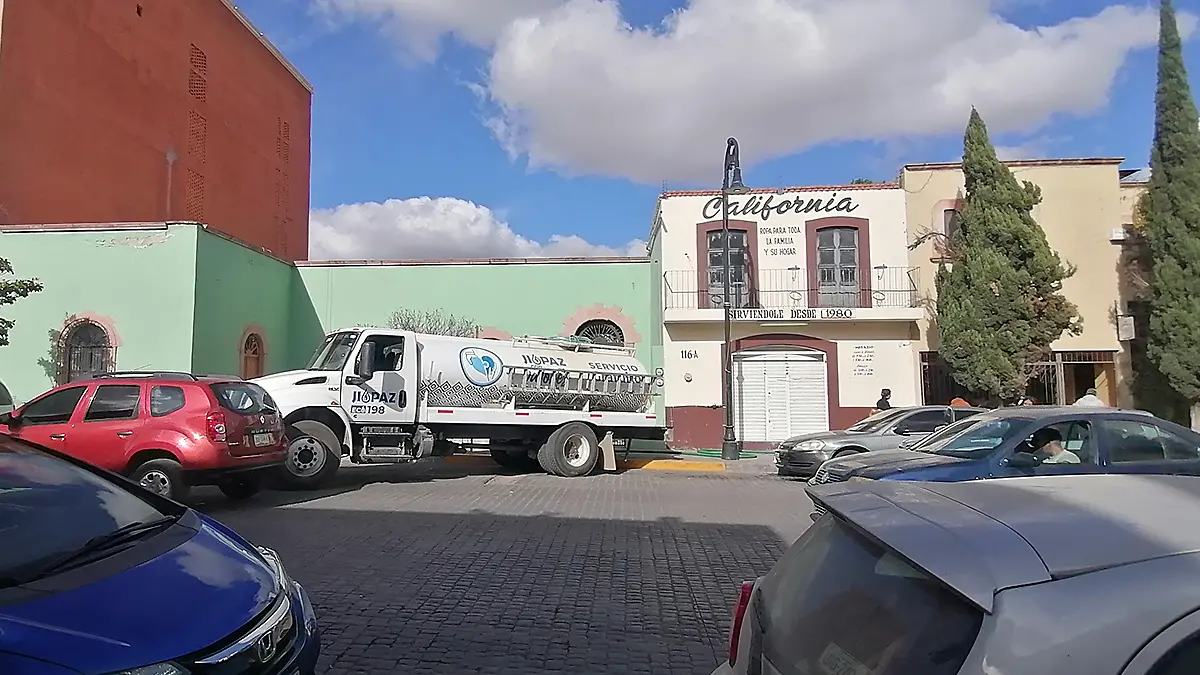 Pipa de Jiapaz distribuyendo agua potable