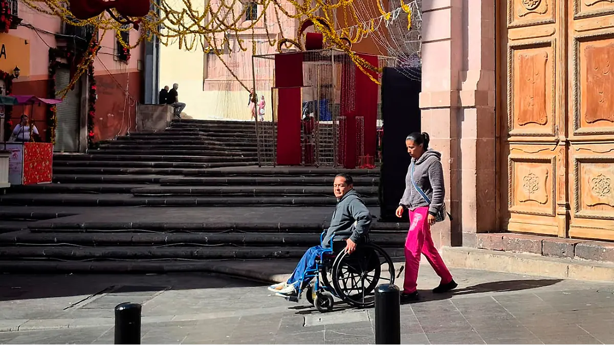 Persona en silla de ruedas en el centro de Zacatecas