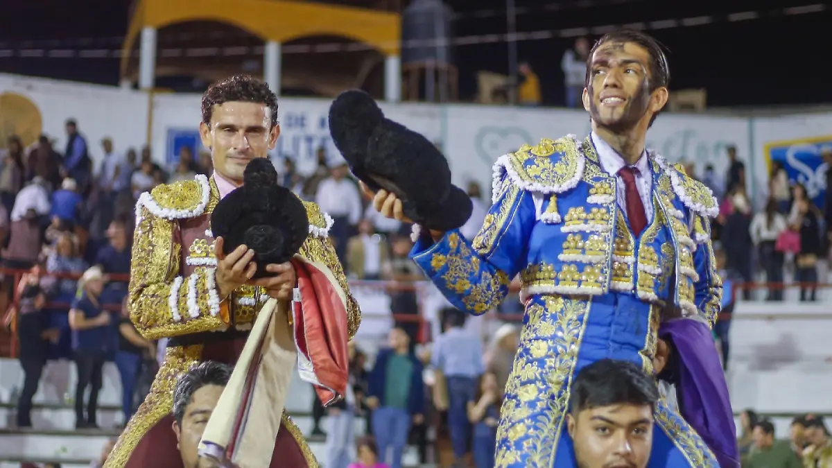 “El Calita” y el “El Galo” saliendo a hombros de la plaza de toros de Jalpa, Zacatecas.