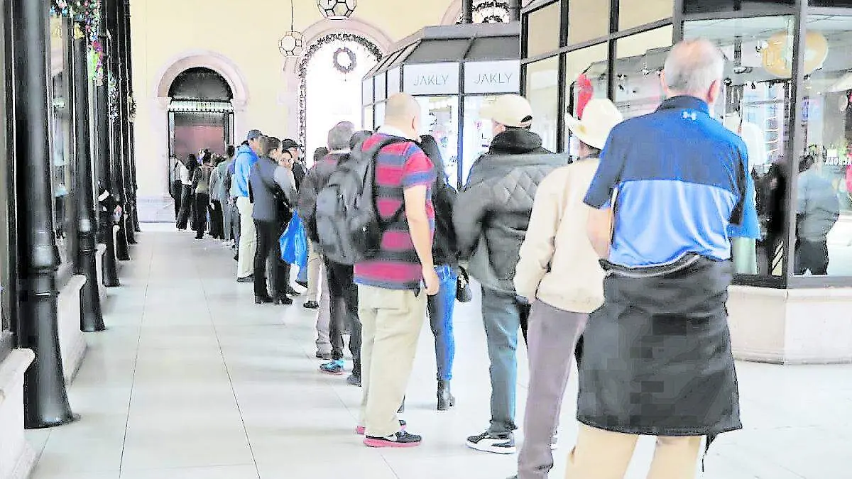 Ciudadanos en espera para pagar el impuesto predial en la capital de Zacatecas