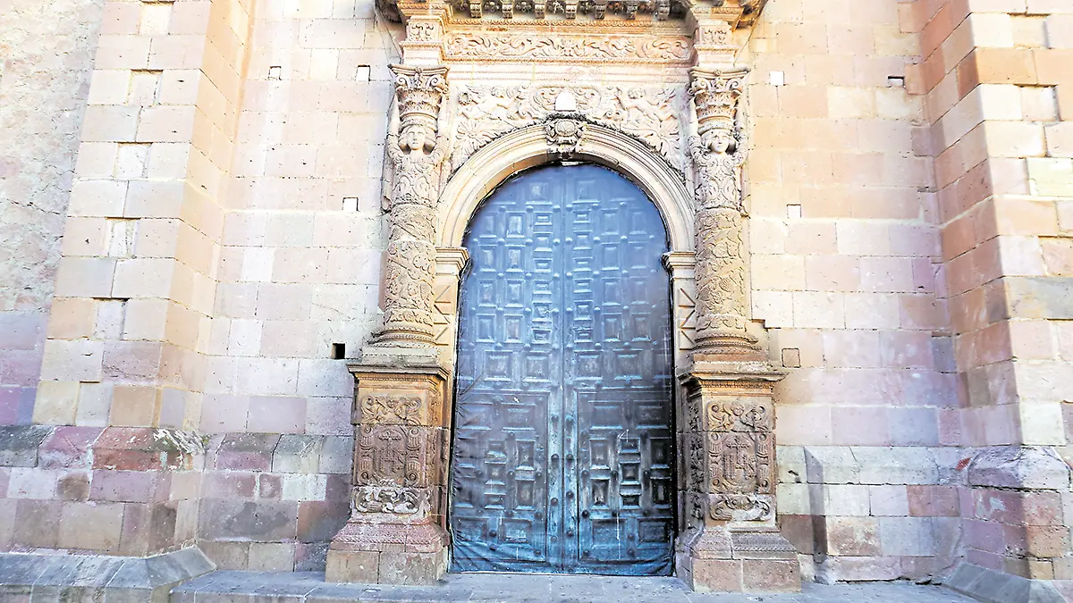 Lona cubriendo puerta de Catedral de Zacatecas