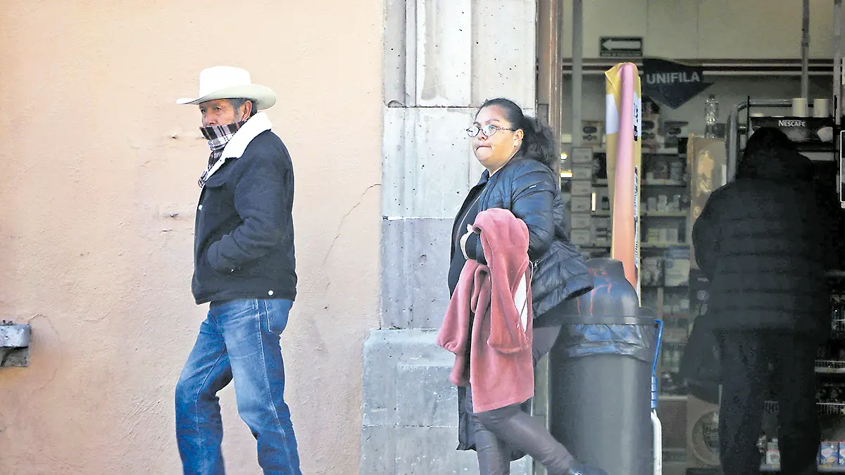 Personas con ropa abrigadora en el centro de la ciudad de Zacatecas