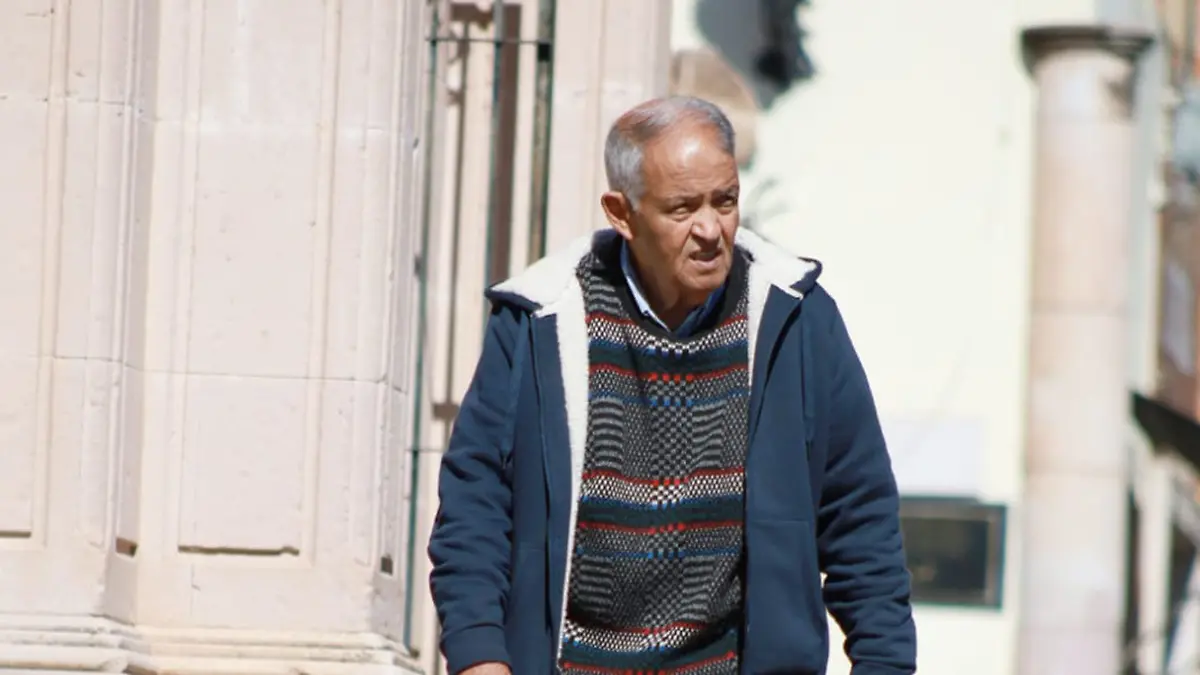 Hombre con ropa abrigadora