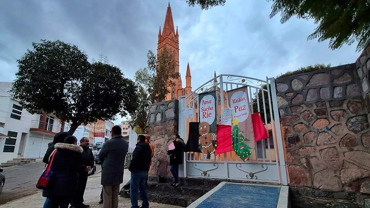 Protesta de padres de familia afuera de escuela González Ortega