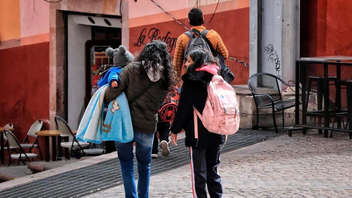 Niña con mochila en las calles de Zacatecas