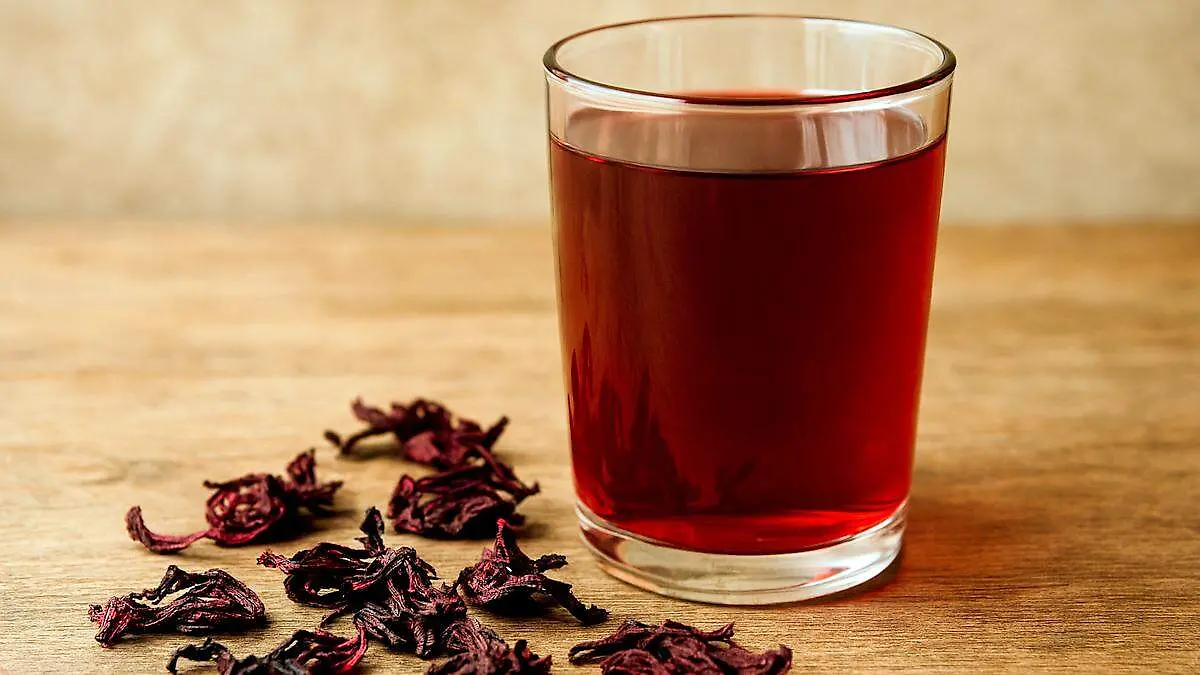 Vaso de cristal con agua de jamaica y flores de jamaica