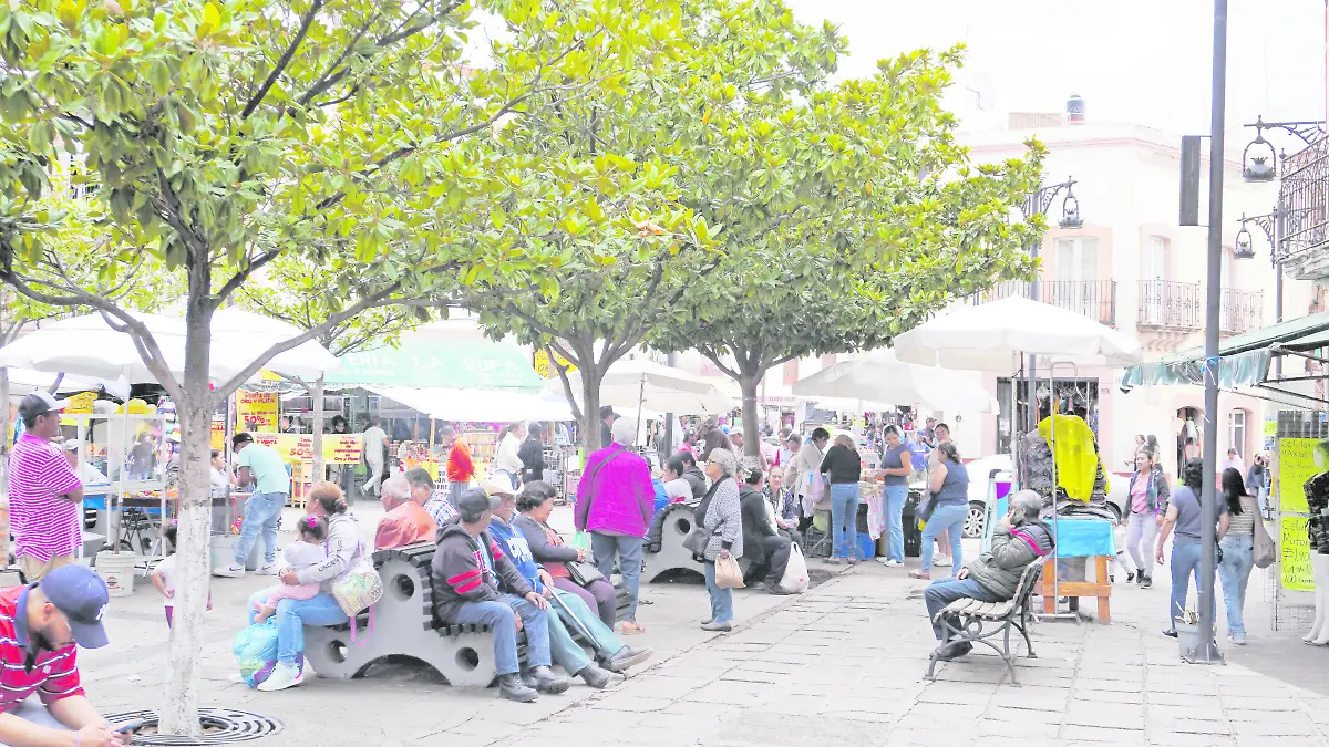 Comercio ambulante en la Plaza Genaro Codina de Zacatecas