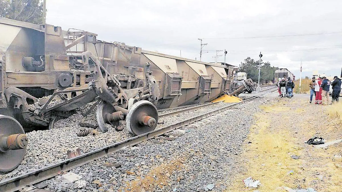Nueve vagones de carga se descarrilan en la capital de Zacatecas