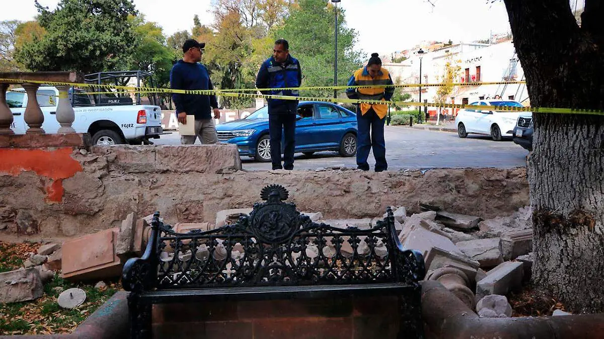 Destruyen balaustrada histórica del Jardín de la Madre