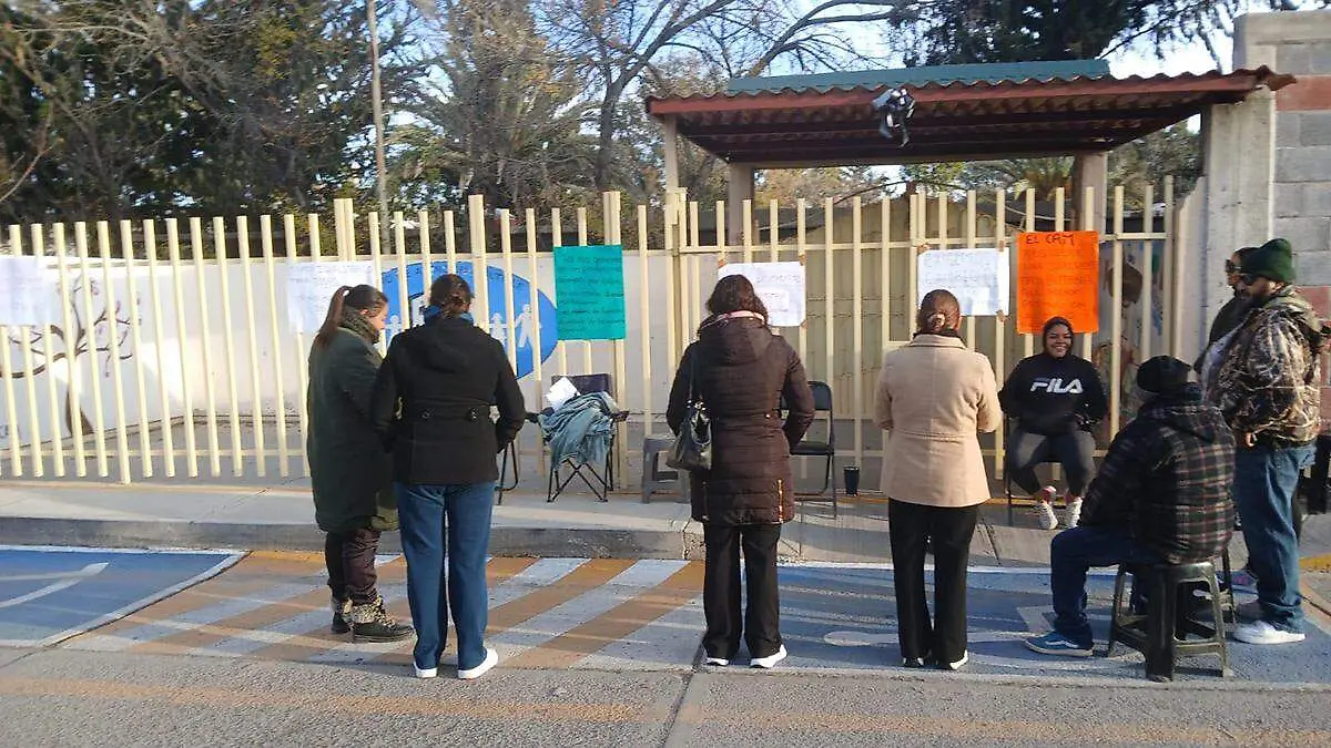 Padres de familia y docentes toman el CAM en Río Grande, Zacatecas