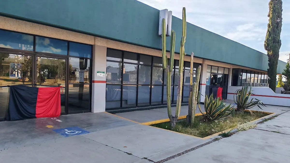 banderas rojinegras en rectoría de la UTZAC