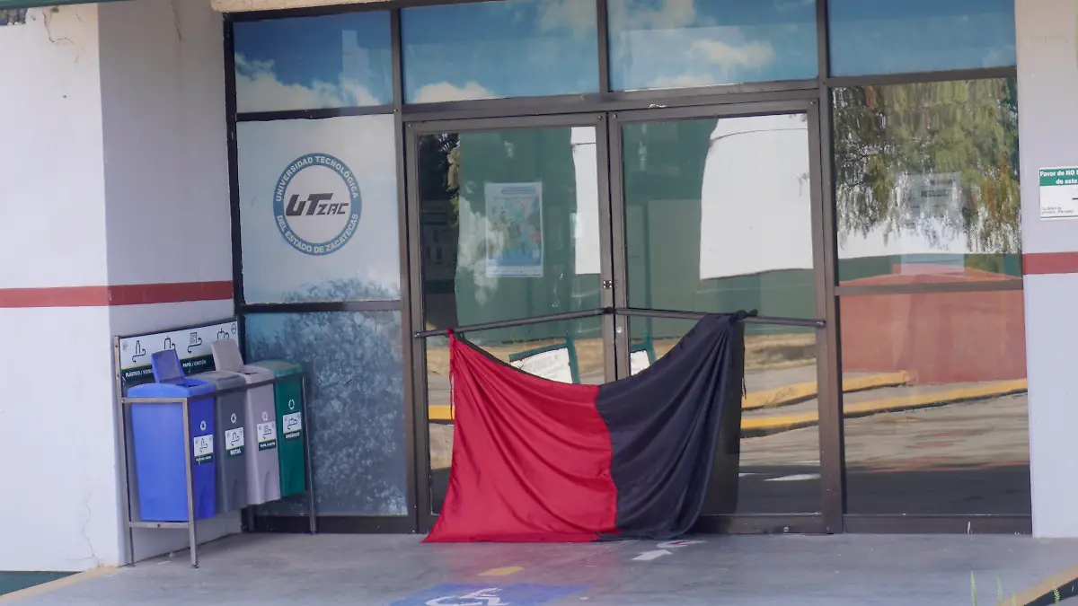 Banderas rojinegras en la rectoría de la UTZAC