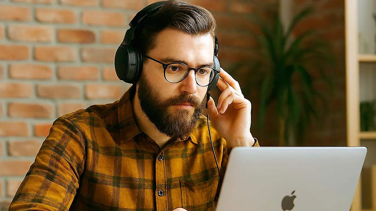 Persona usando audífonos