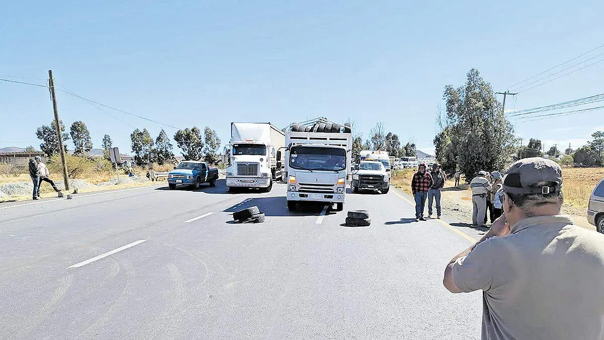 Protesta de productores de frijol en carretera 45 en Zacatecas