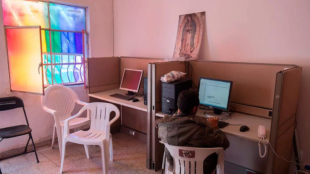 Una persona frente a una computadora