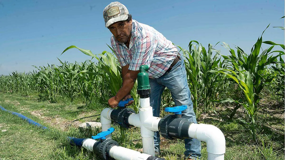 Productor utilizando pozo de riego