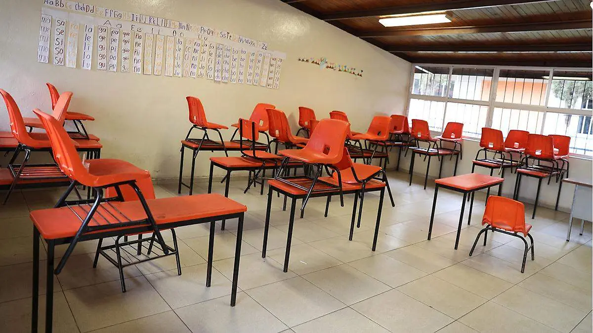 Salón de clases y pupitres