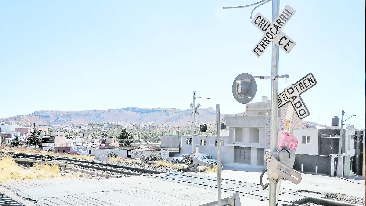 Vías del tren cerca de viviendas