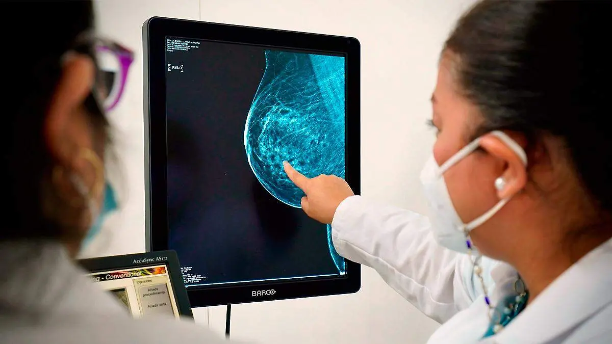 Personas frente a un monitor médico