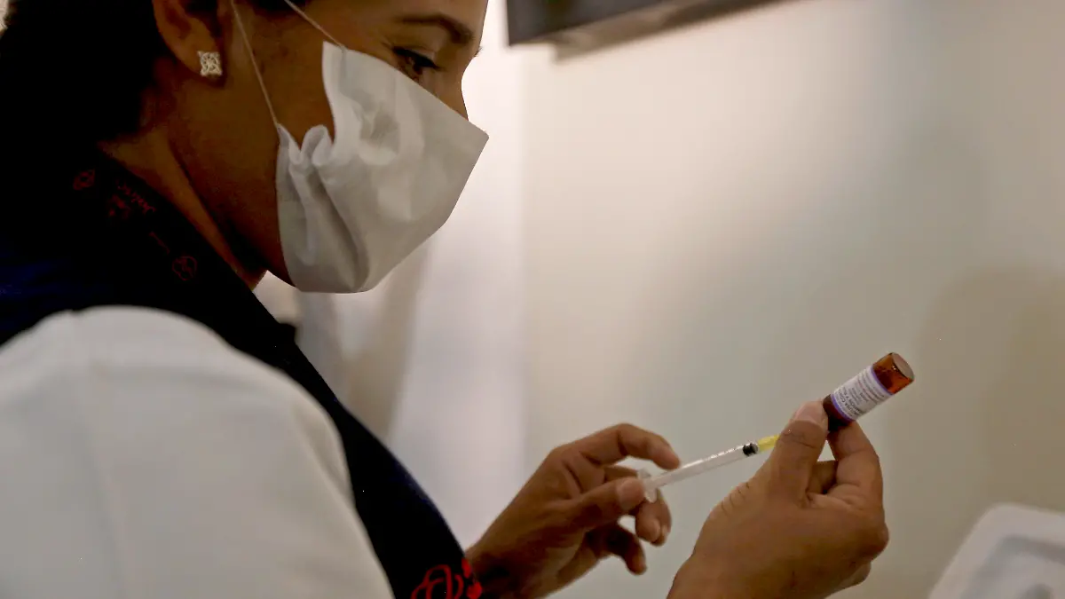 Enfermera con bacuna contra sarampión