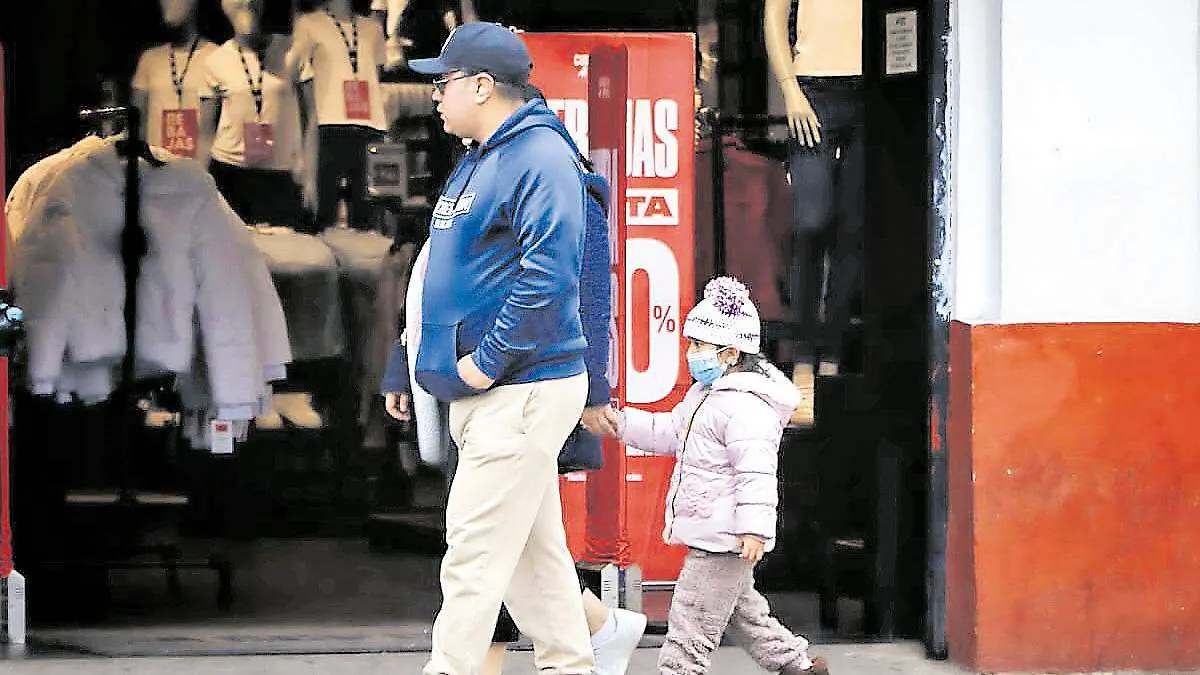 Personas con ropa abrigadora en la ciudad de Zacatecas
