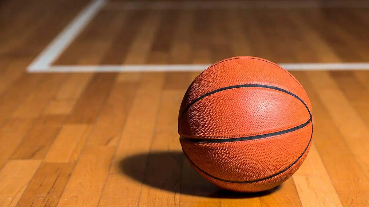 Pelota de basquetbol sobre una duela