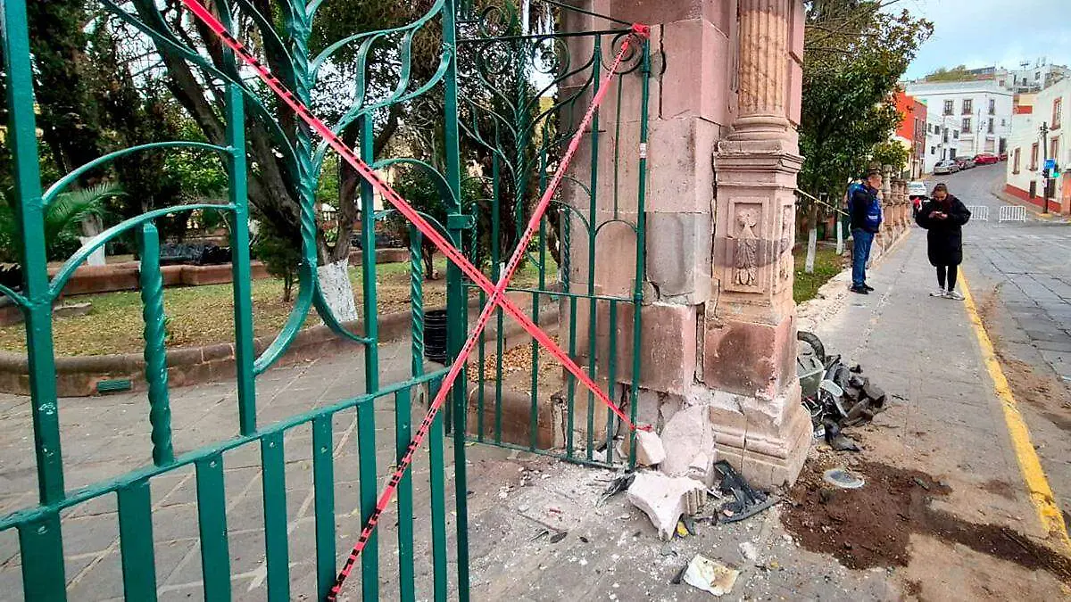 Daños al arco del Jardín de la Madre