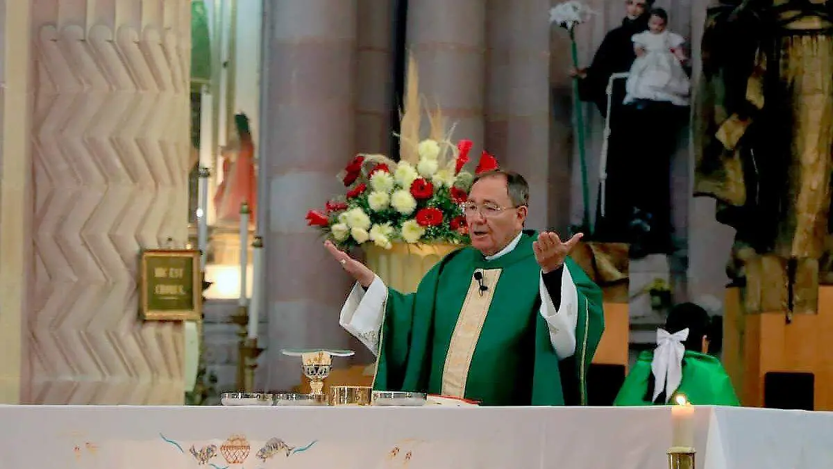 Sigifredo Noriega Barceló, obispo de Zacatecas, durante misa dominical