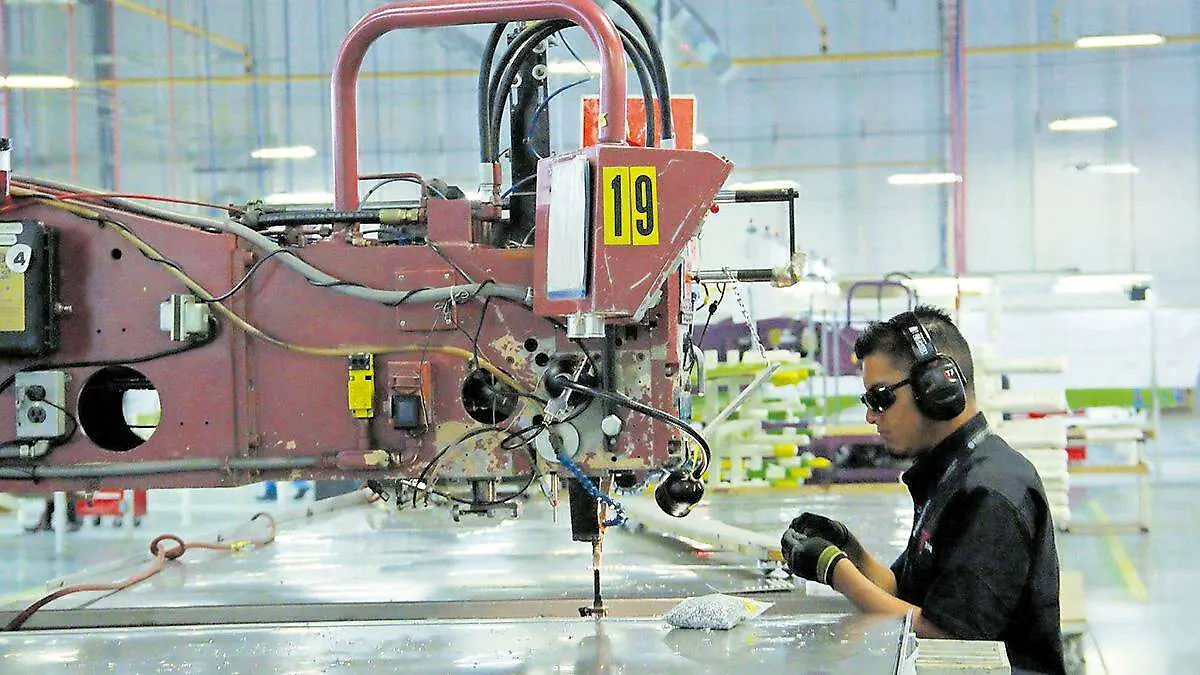 Hombre trabajando en empresa de Zacatecas