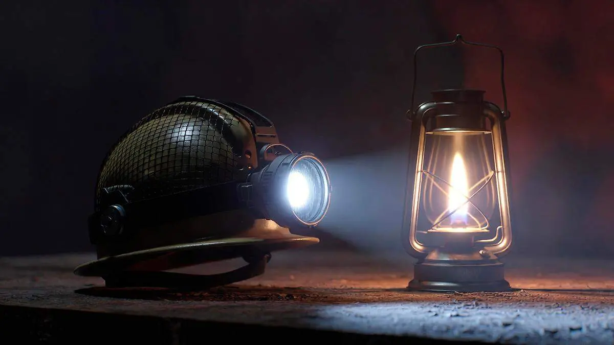 Imagen ilustrativa de un casco y lámpara de minero